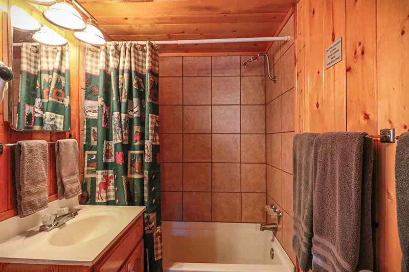 Cabin 14 bathroom with shower/tub.