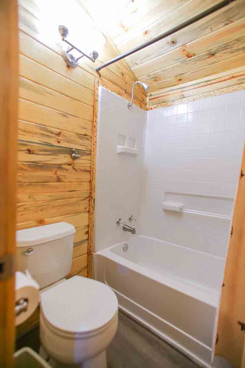 Cabins 16 & 17 bathroom with shower/tub.