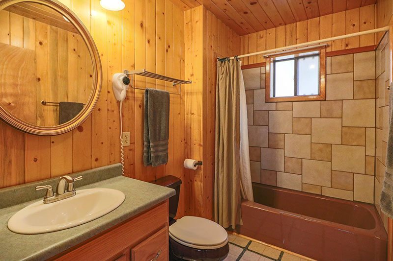 Cabin 30 bathroom with shower/tub.