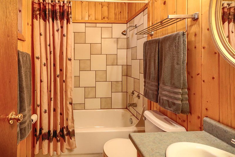 Cabin 30 bathroom with shower/tub.