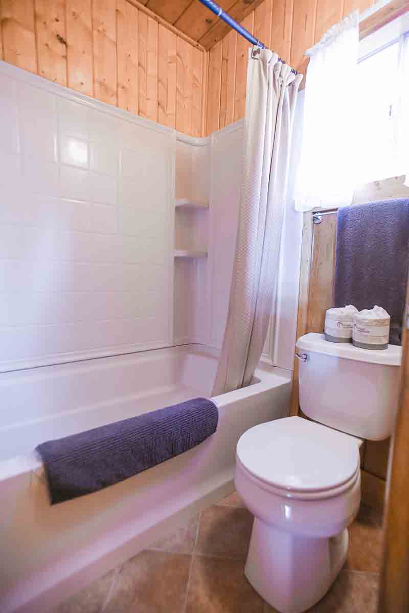 Cabin 18 bathroom with shower/tub.