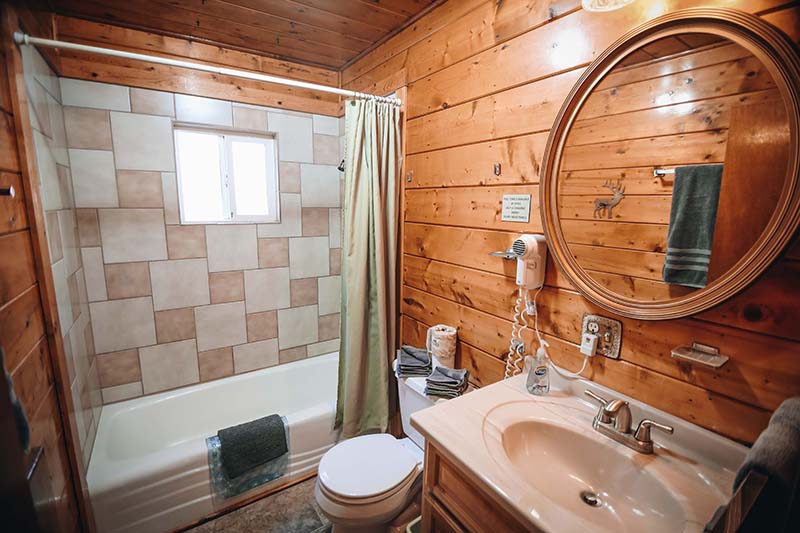 Cabin 22 bathroom with shower/tub