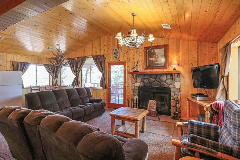 Cabin living room wiht fireplace.