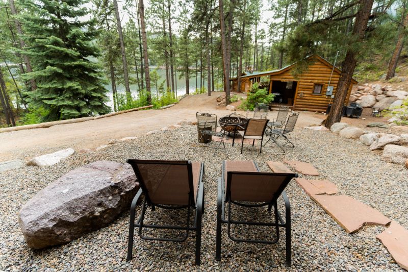 Cabin 35 back yard fire pit, loungers and chairs.